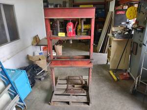 lot 23 image: Red Arrow H-Frame Press, 20 Ton Bot...
