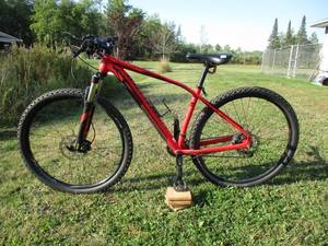 lot 1 image: Red Specialized Rockhopper Expert bike