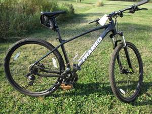 lot 2 image: Black FRAMED brand bike