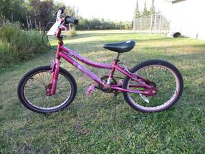 lot 25 image: Pink Kent Kids Bike