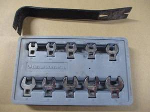 lot 27 image: GearWrench Crowsfeet and Prybar