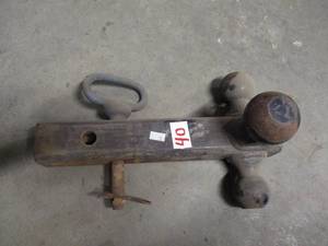 lot 40 image: Trailer Hitch