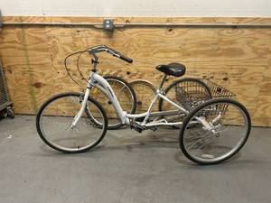 lot 90 image: Kent 26 Alameda Folding Adult Trike, White