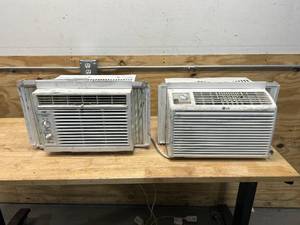lot 100 image: Lot of 2 Window Air Conditioners
