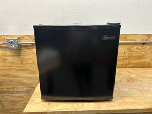 lot 126 image: SEASONS Dorm Size Refrigerator