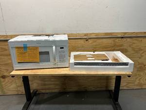 lot 8 image: GE HOTPOINT 1.6 CU. FT. OVER-THE-RANGE MICROWAVE OVEN