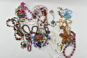 lot 271 image: Group of Miscellaneous Costume Jewelry