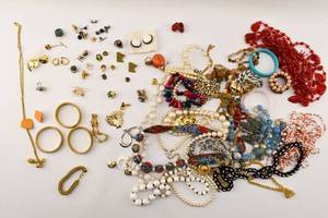 lot 276 image: Group of Miscellaneous Costume Jewelry