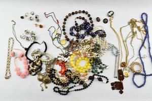lot 272 image: Group of Miscellaneous Costume Jewelry