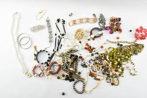 lot 274 image: Group of Miscellaneous Costume Jewelry