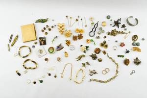 lot 275 image: Group of Miscellaneous Pins and Costume Jewelry