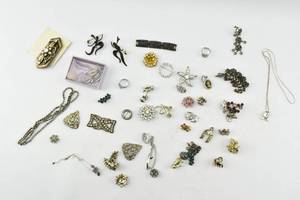lot 277 image: Group of Miscellaneous Silver Tone Costume Jewelry