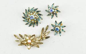 lot 283 image: Group of Four Brooches by Judy Lee