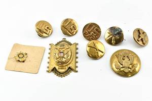 lot 26 image: Nine Vintage Military Pins and Accessories