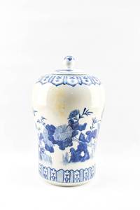 lot 82 image: Blue and White Chinese Vase