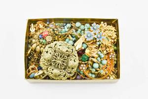 lot 265 image: Group of Miscellaneous Gold Tone Costume Jewelry