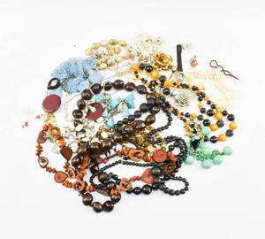 lot 269 image: Group of Miscellaneous Costume Jewelry