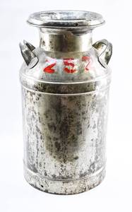 lot 33 image: Vintage 10 Gallon Milk Can