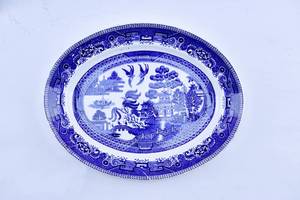 lot 186 image: Three Blue and White Chinoiserie Serving Dishes