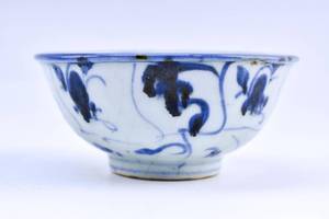 lot 372 image: Two Antique Chinese Porcelain Footed Bowls