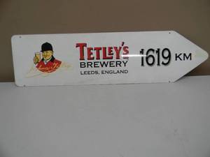 lot 57 image: RARE - TETLEYS BREWERY LEEDS, ENGLAND METAL  TIN ARROW BAR SIGN - NICE - AWESOME PIECE - APPROX 23 By 6 - SEE PICTURES
