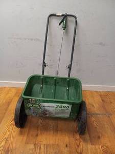 lot 1 image: SCOTTS ACCUGREEN 3000 DELUXE DROP SPREADER
