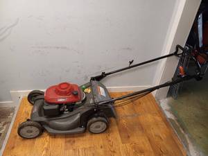 lot 6 image: HONDA HRX 217 LAWN MOWER