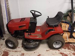 lot 8 image: MURRAY RIDING LAWNMOWER
