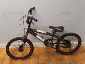 lot 11 image: KENT 18 BMX BIKE