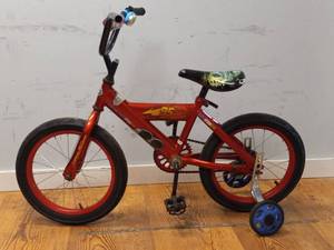 lot 14 image: HUFFY 12 KIDS BIKE
