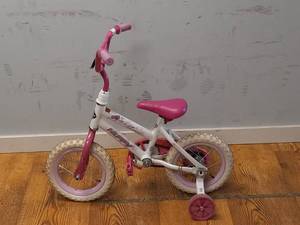 lot 17 image: HUFFY 12 SEA STAR BIKE
