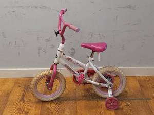 lot 18 image: HUFFY 12 SEA STAR BIKE