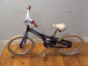 lot 19 image: SCHWINN DEELITE 20 BIKE