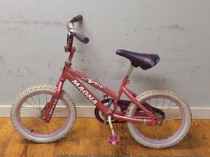 lot 20 image: MAGNA 20 KIDS BIKE