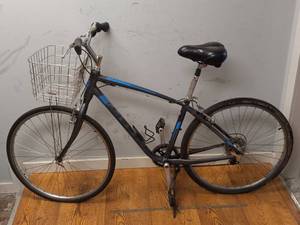 lot 23 image: GIANT CYPRESS BICYCLE WITH BASKET