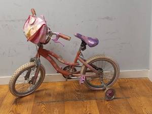 lot 24 image: BARBIE 16 BIKE