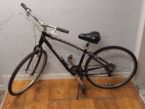 lot 26 image: GIANT CYPRESS BICYCLE