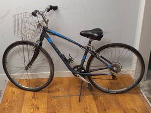 lot 29 image: GIANT CYPRESS BICYCLE WITH BASKET