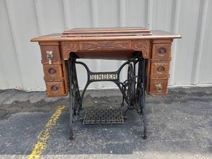 lot 53 image: VINTAGE SINGER TREADLE CABINET WITH BONUS