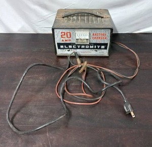lot 24 image: Battery Charger