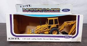 lot 95 image: Ertl Ford BackhoeLoader Replica