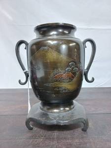 lot 19 image: Metal Vase