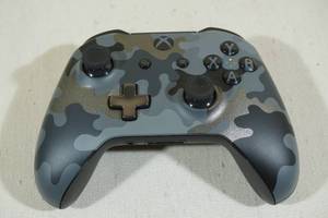 lot 42 image: Microsoft XBOX Wireless Controller -Camo