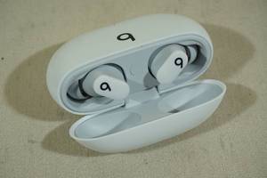 lot 44 image: Beats Studio Buds White Earbuds