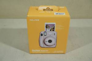 lot 78 image: Fujifilm Instax Mini 11 Camera-Blush Pink