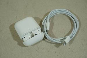 lot 82 image: Apple Airpods Earbuds