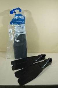 lot 187 image: 2 Sets Cressi Rondinella Snorkeling Fins -Sizes 5.5-6.5 & 9-10