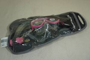 lot 203 image: Cressi Snorkel Set Pink