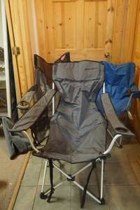 lot 2 image: folding camp chairs