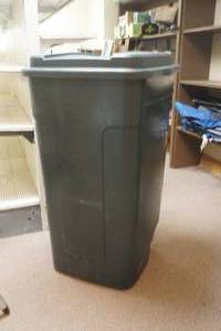 lot 4 image: trash cart